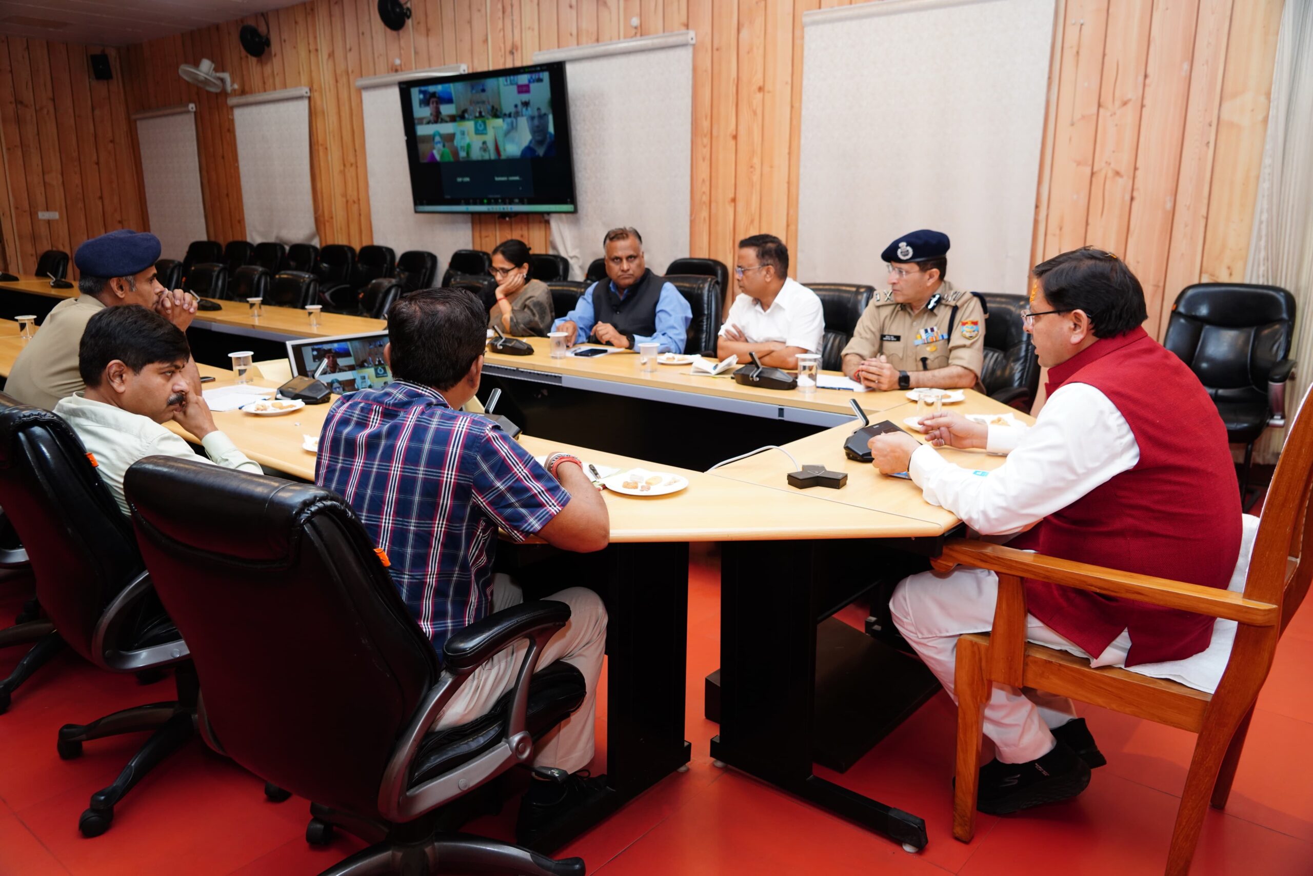सीएम धामी ने बैठक में अधिकारियों को निर्दशित करते हुए कहा    अधिकारी सोशल मीडिया अफ़वाह फैलाने वाले अराजक तत्वों पर तुरंत करें कारवाई – सीएम।