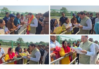 मुख्यमंत्री पुष्कर सिंह धामी ने लोहियाहेड हेलीपैड पर जनता व जनप्रतिनिधियों से मुलाकात कर जनसमस्याएं सुनकर अधिकारियों को समस्याओं का समाधान करने के दिए निर्देश।