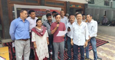 रामदत्त जोशी संयुक्त चिकित्सालय रामनगर परिसर में स्वास्थ्य सेवाओं को दुरुस्त करने की मांग को लेकर संयुक्त संघर्ष समिति से जुड़े विभिन्न संगठनों के प्रतिनिधियों ने किया धरना-प्रदर्शन।