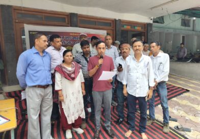 रामदत्त जोशी संयुक्त चिकित्सालय रामनगर परिसर में स्वास्थ्य सेवाओं को दुरुस्त करने की मांग को लेकर संयुक्त संघर्ष समिति से जुड़े विभिन्न संगठनों के प्रतिनिधियों ने किया धरना-प्रदर्शन।