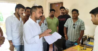 रामनगर छोई के ग्रामीण क्षेत्रों में लगातार बिजली लाइन में समस्या से ग्रामीण परेशान राहुल दरम्वाल के नेतृत्व में बिजली विभाग कार्यालय में प्रदर्शन ।