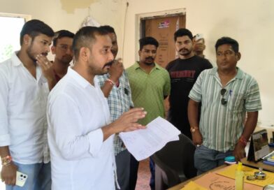 रामनगर छोई के ग्रामीण क्षेत्रों में लगातार बिजली लाइन में समस्या से ग्रामीण परेशान राहुल दरम्वाल के नेतृत्व में बिजली विभाग कार्यालय में प्रदर्शन ।