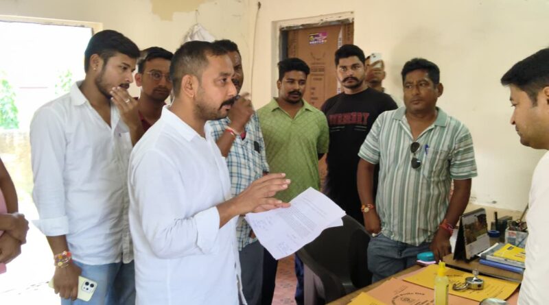 रामनगर छोई के ग्रामीण क्षेत्रों में लगातार बिजली लाइन में समस्या से ग्रामीण परेशान राहुल दरम्वाल के नेतृत्व में बिजली विभाग कार्यालय में प्रदर्शन ।