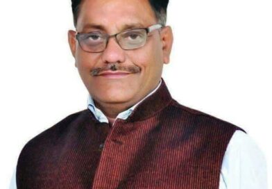 डीएम से समाज सेवी नरेन्द्र शर्मा ने नि:शुल्क पार्किंग की मांग की।